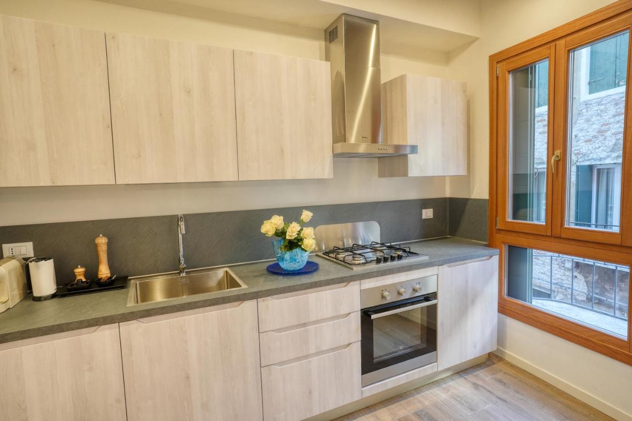 Ecco Suites Apartments Венеция Экстерьер фото
