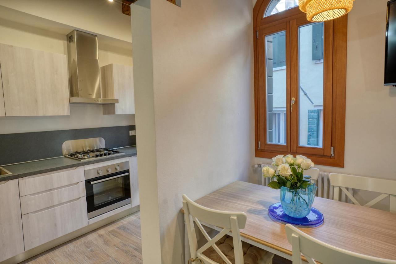 Ecco Suites Apartments Венеция Экстерьер фото