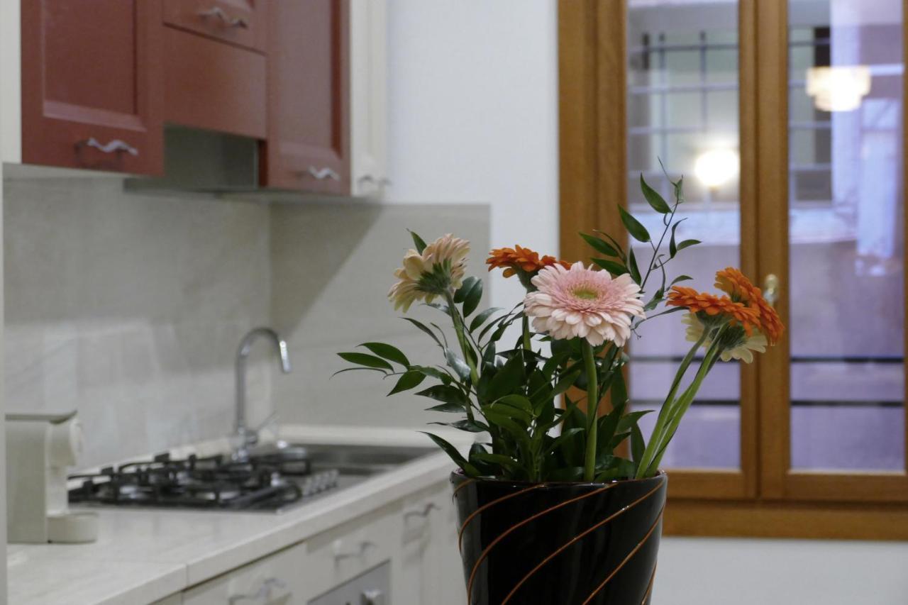 Ecco Suites Apartments Венеция Экстерьер фото